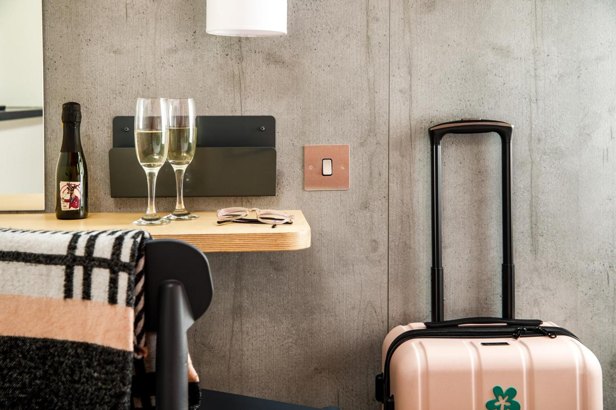 Ibis Budget Manchester Airport T2 Hale  Bagian luar foto