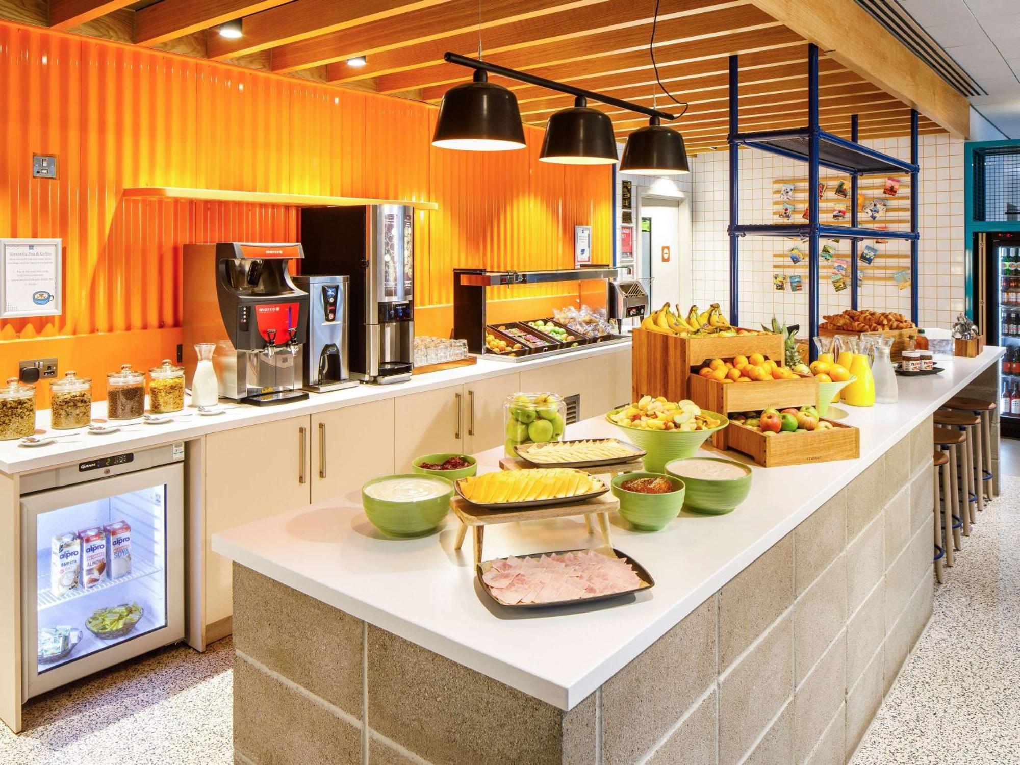 Ibis Budget Manchester Airport T2 Hale  Bagian luar foto